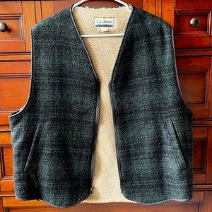 L.L Bean large men’s vest, green and black plaid, lined with sherpa.